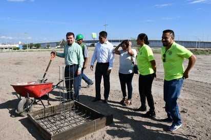 El rector de la UAL, Omar Lozano Cantú, colocó la primera piedra de forma conjunta con personal docente. (EL SIGLO DE TORREÓN)
