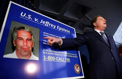 Epstein está acusado de ayudarse de empleados y colaboradores para atraer a sus residencias a niñas, a quienes pagaba cientos de dólares tras cometer actos sexuales contra ellas.(ARCHIVO)