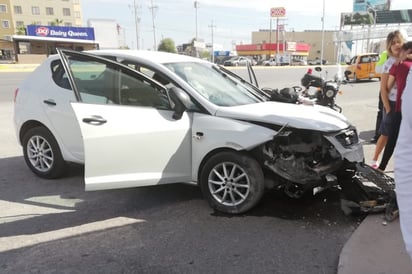 Conductora sufre mareo y se impacta de frente contra barda.