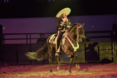 Tradición. Pepe Aguilar continúa con el legado de su padre, y ayer dio muestra de su gran talento en el redondel en el Jaripeo sin fronteras. (ERNESTO RAMÍREZ)