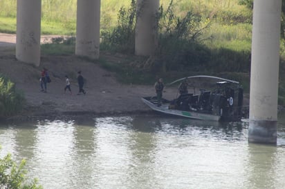 Al descender del aerodeslizador, las personas rescatadas fueron atendidas por personal de la Patrulla Fronteriza y posteriormente trasladadas para iniciar el trámite para su deportación.