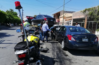 Los vehículos involucrados eran dos autos Nissan Versa. (EL SIGLO DE TORREÓN)