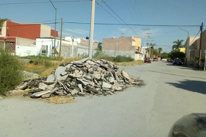 Habitantes de la colonia Magisterio se comunicaron a esta casa editora para reportar que vecinos tiran sus desechos en plena calle. (EL SIGLO DE TORREÓN)