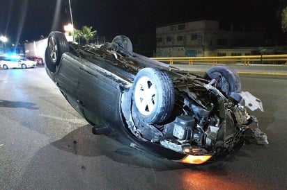 Vuelca en su auto sobre puente de la carretera Torreón-San Pedro. (EL SIGLO DE TORREÓN)