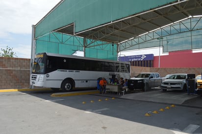 Conductores dicen que la verificación vehicular será un fracaso si el proceso sigue tardando, pues se satura con 4 vehículos en la fila. (EL SIGLO DE TORREÓN)