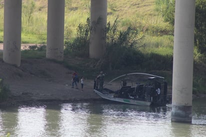 Al descender del aerodeslizador, las personas rescatadas fueron atendidas por personal de la Patrulla Fronteriza y posteriormente trasladadas para iniciar el trámite para su deportación.