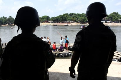 La administración del morenista Andrés Manuel López Obrador pasó de una política de brazos abiertos durante los primeros meses de su gestión a batir récords de detenciones y deportaciones. (ARCHIVO)