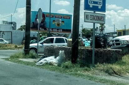 En bulevar Independencia y la calle Leona Vicario es común ver a diario bolsas de basura. (EL SIGLO DE TORREÓN)