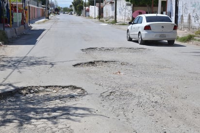 Afirman que las afectaciones en el pavimento de su sector tienen más de un año. (EL SIGLO DE TORREÓN)