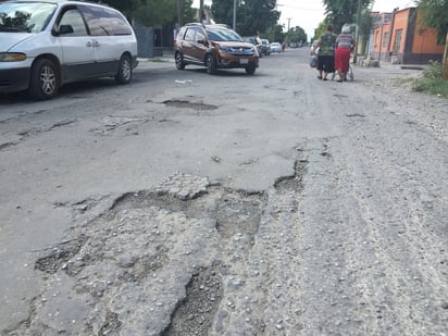 En malas condiciones se encuentra la calle Guillermo Prieto de Matamoros debido a los grandes hoyos que la invaden. (EL SIGLO DE TORREÓN/GUADALUPE MIRANDA)