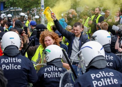 Los enfrentamientos entre policías y los manifestantes estallaron una vez finalizado el desfile militar. (EFE)