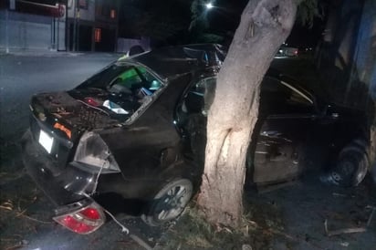 Joven alcoholizado choca contra árbol y barda, circulaba de 'amanecida' y a exceso de velocidad. (EL SIGLO DE TORREÓN)