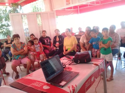 A la conferencia acudieron madres de familia del ejido Cuba; fue impartida por Mario Alberto Alvarado García. (EL SIGLO DE TORREÓN)