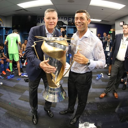 Ricardo Peláez y Pedro Caixinha durante el festejo tras conquistar la Supercopa MX. (ESPECIAL)