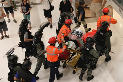 Un manifestante fue trasladado por paramédicos tras la fuerte represión de los policías. (EFE)