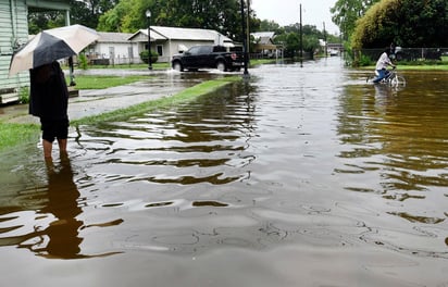 Las autoridades no han informado hasta ahora de posibles víctimas mortales por la tormenta, aunque los daños materiales se calculan en miles de millones de dólares. (AP)