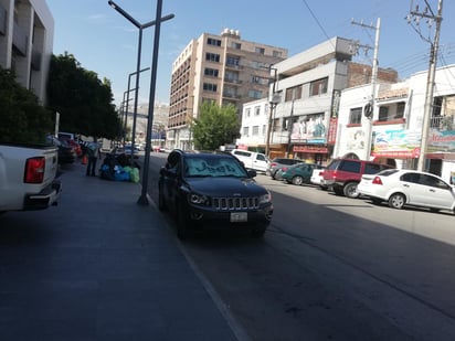 Dejan desde el domingo por la tarde su basura. (EL SIGLO DE TORREÓN)