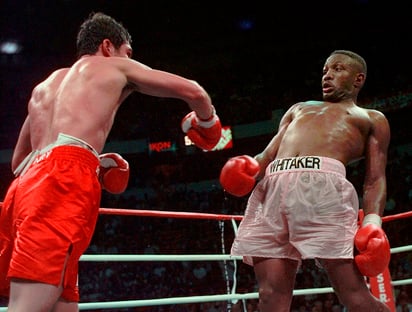 Pernell Whitaker esquiva un derechazo de Óscar de la Hoya, en una pelea celebrada en abril de 1997. (ESPECIAL)