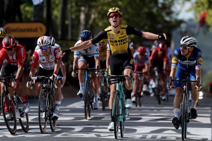 Wout Van Aert celebra tras cruzar la meta y llevarse el triunfo en la décima etapa. (EFE)