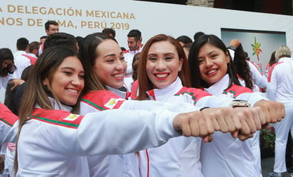 Caballero estuvo presente en el abanderamiento de ayer. (ESPECIAL)