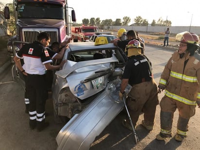 Se requirió la presencia de los Bomberos, quienes utilizaron equipo hidráulico para liberarlo del vehículo, ya que quedó atrapado en el interior. (EL SIGLO DE TORREÓN)
