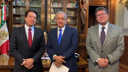 El presidente Andrés Manuel López Obrador revisó con los coordinadores parlamentarios de Morena en el Senado, Ricardo Monreal y la Cámara de Diputados, Mario Delgado, los casi diez pendientes en materia legislativa que tiene el gobierno para darle celeridad en los próximos días. (ESPECIAL)