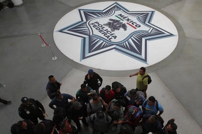 De acuerdo con información de prensa, los manifestantes son policías federales que dan paso libre a los conductores, en protesta por las condiciones que se les han planteado para ser integrados a la Guardia Nacional. (ARCHIVO)