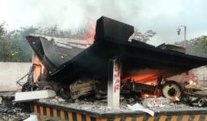 Un tráiler se impactó contra una estación de servicio de una empresa de gas, causando un incendio y explosión en las instalaciones, sin que se tengan reportes de personas heridas o muertas, en Estación Manuel, del municipio de González. (TWITTER)