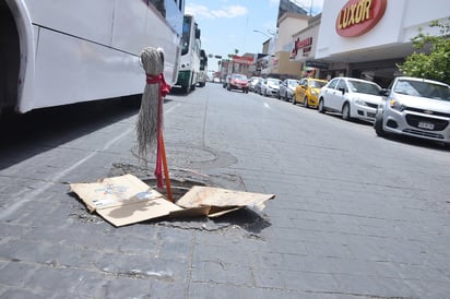 Reportaron una alcantarilla sin tapa justo frente al Mercado Juárez, en el Centro de Torreón. (EL SIGLO DE TORREÓN)