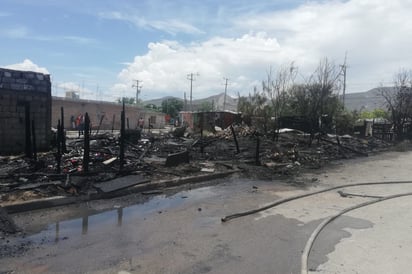 El fuego consumió en su totalidad cuatro jacales ubicados en la colonia Villas la Merced. (EL SIGLO DE TORREÓN)