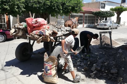 Carromateros ven positivo que se cobre una cuota de 20 pesos por viaje a los centros de transferencia, ya que saldrá más barato que dar a los policías dinero que les piden para dejarlos trabajar. (VIRGINIA HERNÁNDEZ)