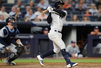 Didi Gregorius observa su grand slam durante el octavo inning del duelo contra los Rays de Tampa Bay. (AP)