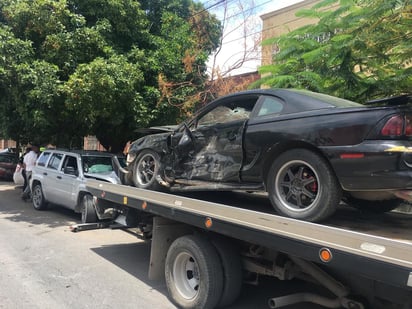 Una persona lesionada y daños materiales en dos vehículos y un poste de concreto, fue el saldo de un accidente vial registrado la tarde del este miércoles en la zona centro de la ciudad de Gómez Palacio. (EL SIGLO DE TORREÓN)