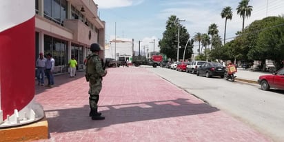 Los efectivos llegaron poco después del mediodía durante el desarrollo de la Sesión de Cabildo a puerta cerrada. (EL SIGLO DE TORREÓN)