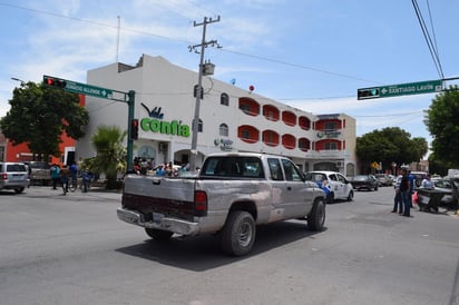 Apenas el pasado mes de mayo, una mujer perdió la vida en ese mismo crucero, cuando viajaba en un taxi y éste fue embestido por un tractocamión. (EL SIGLO DE TORREÓN)