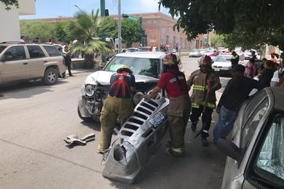 Ambas unidades presentaron daños materiales de consideración. (EL SIGLO DE TORREÓN)