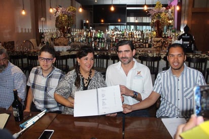 La Cámara Nacional de la Industria Restaurantera y la Asociación 'Ver Contigo' presentaron ayer los menús en braille, una iniciativa para mejorar la inclusión en los establecimientos. (EL SIGLO DE TORREÓN)