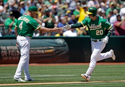 Mark Canha (20) conectó dos cuadrangulares ayer, en la victoria de los Atléticos de Oakland 10-2 sobre Marineros de Seattle. (AP)