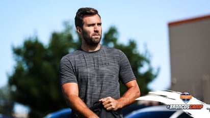 El mariscal de campo de los Broncos de Denver, Joe Flacco, llega al campo de entrenamientos ayer. (ESPECIAL)