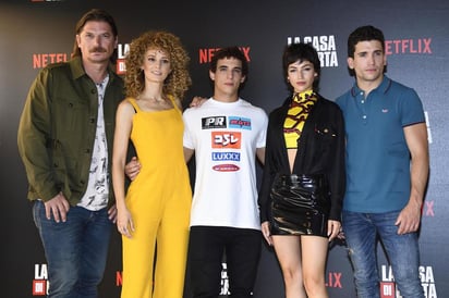 Elenco. Luka Peros, Esther Acebo, Miguel Herran, Ursula Corbero y Jaime Lorente. (EFE)