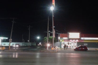 Frente a una tienda de conveniencia se colocan vendedores ambulantes, afectando el comercio formal de la zona. (EL SIGLO DE TORREÓN)