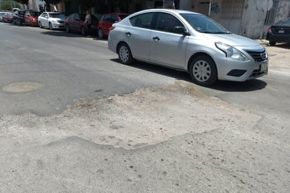 Se quejaron de las malas condiciones del pavimento justo al lado de las obras del Metrobús Laguna. (EL SIGLO DE TORREÓN)