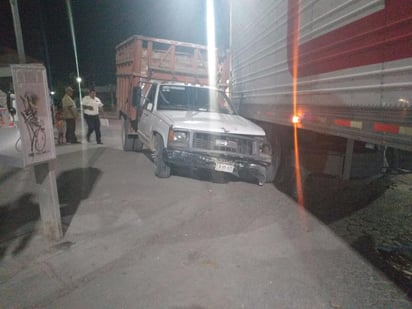 Trailero arrastra camioneta estacionada; la subió a la banqueta. (EL SIGLO DE TORREÓN)