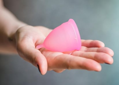 Como la copa menstrual es reutilizable, se considera una opción más ecológica a las toallas sanitarias o los tampones.(INTERNET) 