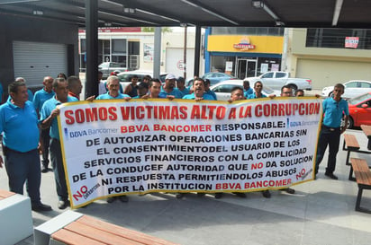 70 trabajadores del la empresa Joma resultaron afectados por una transacción que no reconocen y que burló la seguridad del banco donde cobran su sueldo, BBVA Bancomer. (EL SIGLO)