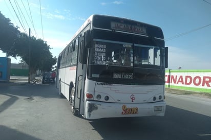 Pasajeras resultan lesionadas luego de que su camión chocara contra una camioneta en Torreón. (EL SIGLO DE TORREÓN)