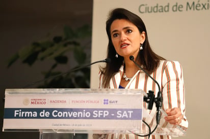 Irma Eréndira Sandoval, secretaria de la Función Pública, y Margarita Ríos Farjat, jefa del SAT, firmaron convenio de colaboración para intercambiar información de funcionarios, contratistas y proveedores para detectar posibles actos de corrupción. (ARCHIVO)