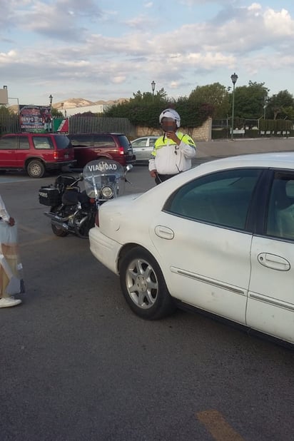 En redes sociales se difundió un video en el que un agente de Vialidad de Torreón lanza un manotazo a un conductor. (EL SIGLO DE TORREÓN)