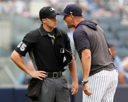 Aaron Boone (d), manager de los Yanquis de Nueva York, discute con el umpire del plato Brennan Miller. (AP)