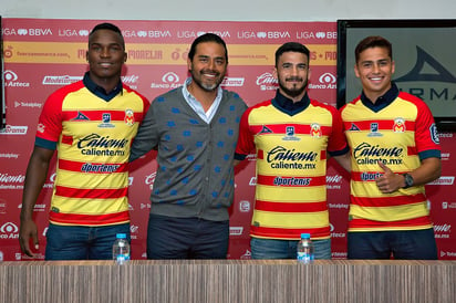 José Ortiz, Lucas Villafáñez y Paolo Medina durante su presentación. (ESPECIAL)